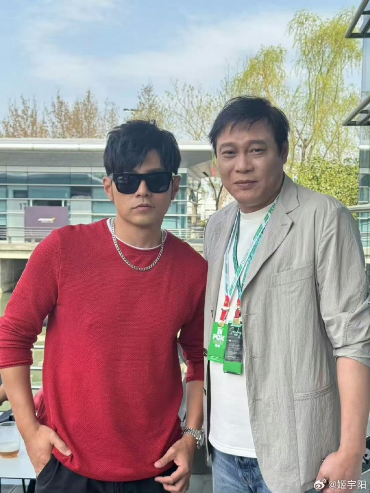 上海觀(guān)戰F1！記者曬范志毅與周杰倫合影照