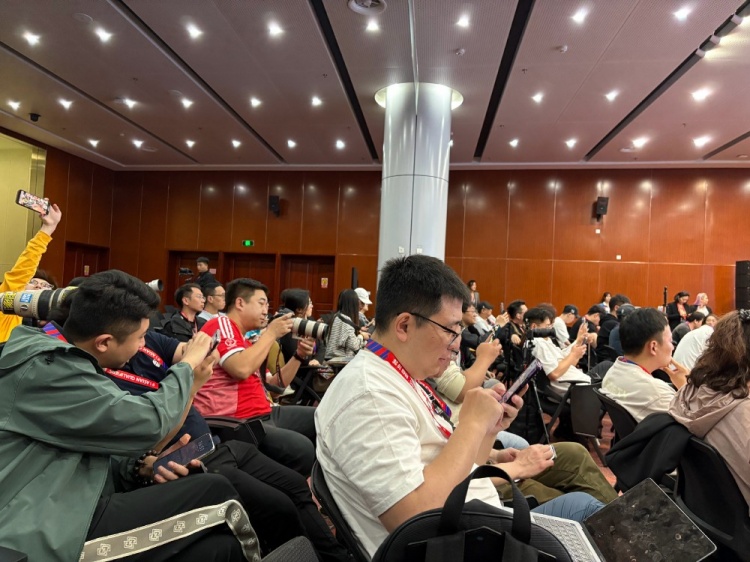 萬(wàn)眾矚目！記者擠滿(mǎn)國足賽前新聞發(fā)布廳，賽場(chǎng)記者預計超300人