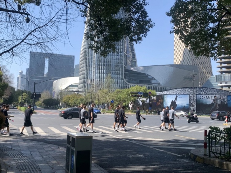 心態(tài)放松，有網(wǎng)友拍到澳大利亞隊早上在萬(wàn)象城citywalk