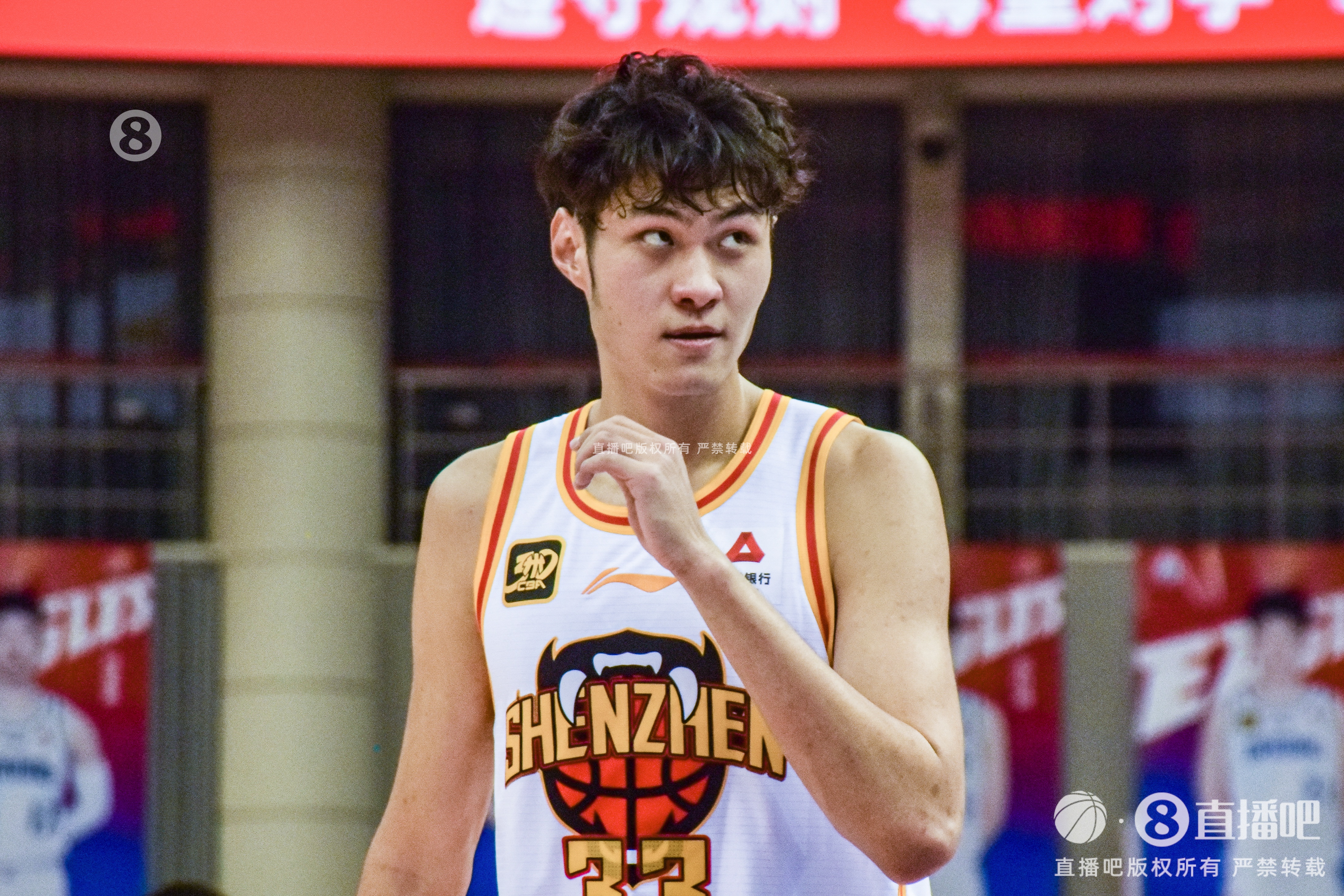 敢打敢拼！王浩然首節打滿(mǎn)12分鐘6中4拿到11分&上演反擊飛身劈扣