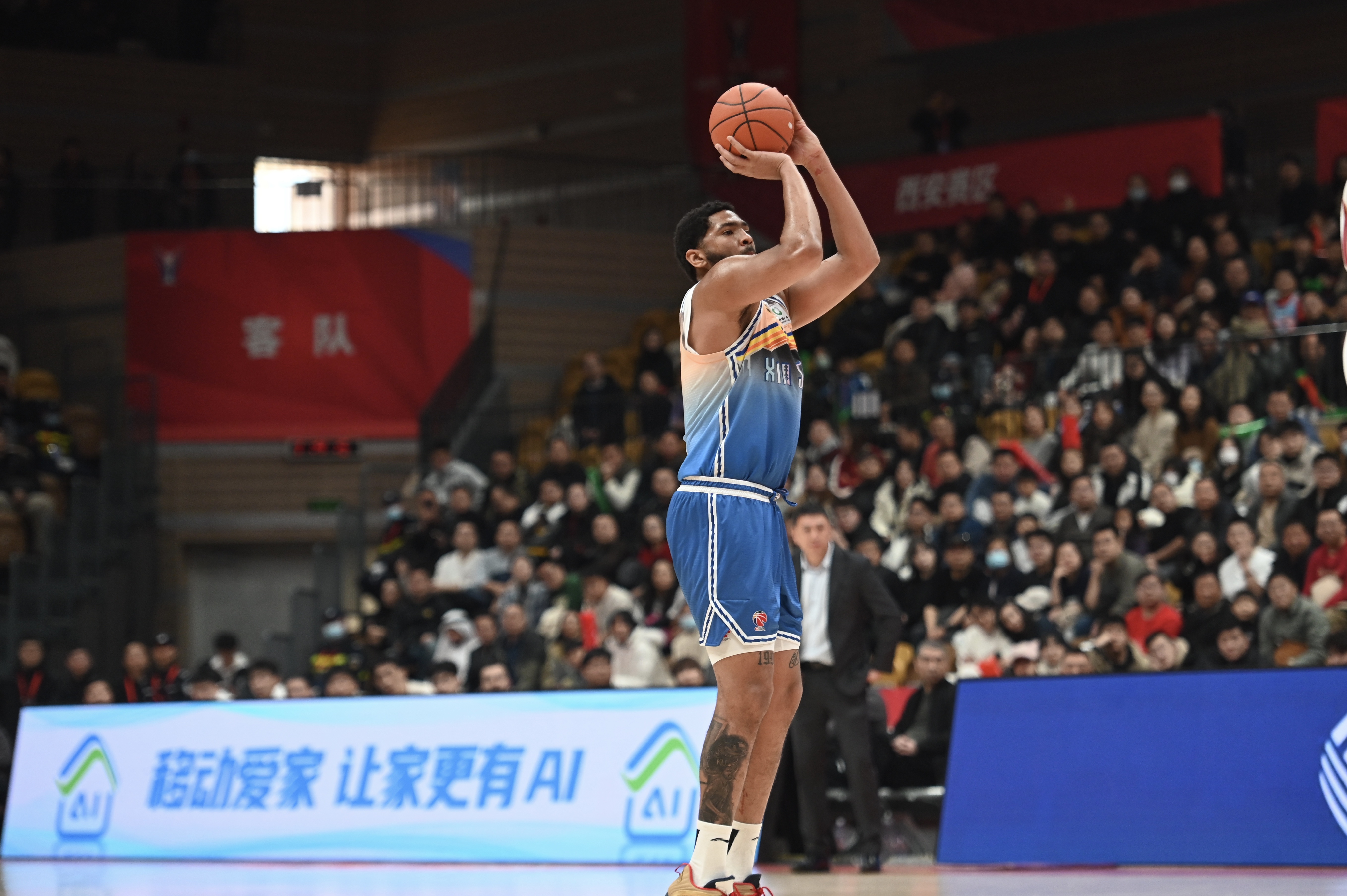 率先發(fā)力！新疆外援勞森首節7中5拿到11分 三分2中1
