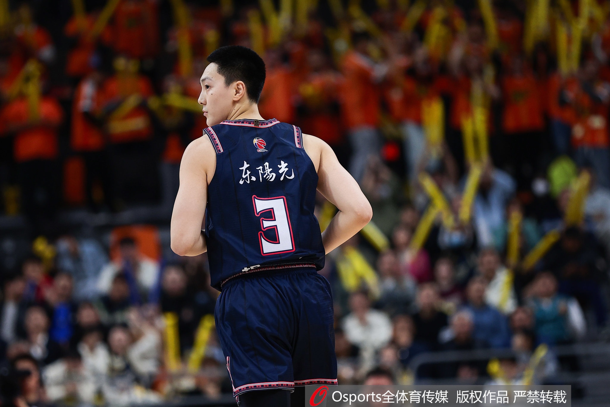 穩穩當當！胡明軒上半場(chǎng)6中4得10分1板6助1斷 三分4中2